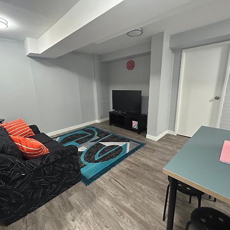 Cute Highlandpark Appartement YYC Buitenkant foto