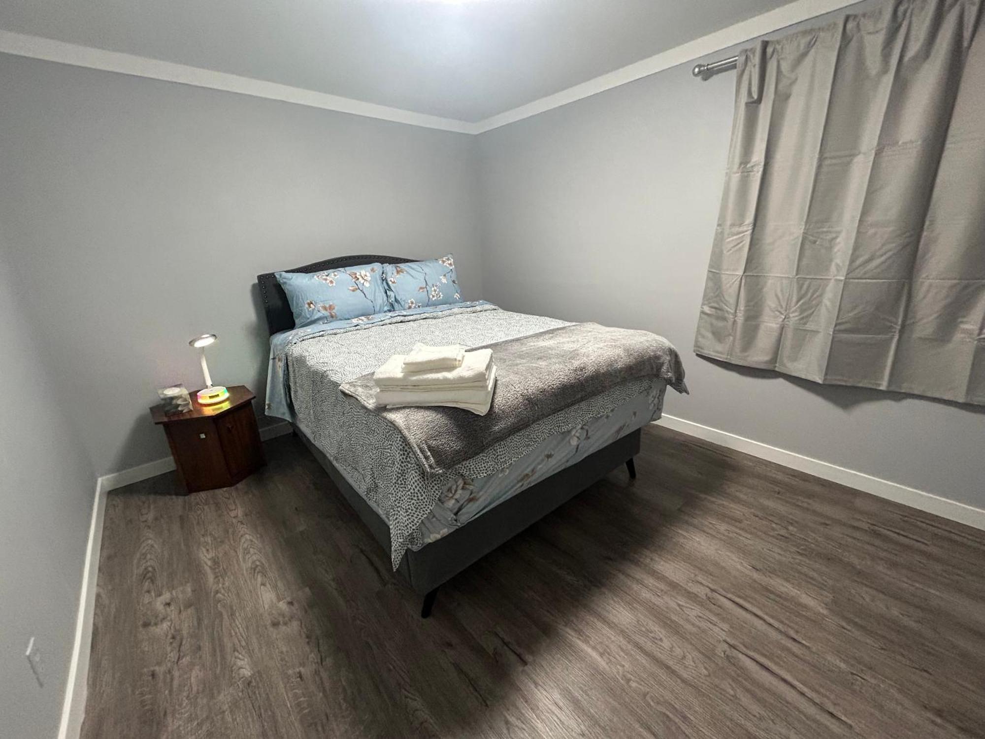 Cute Highlandpark Appartement YYC Buitenkant foto