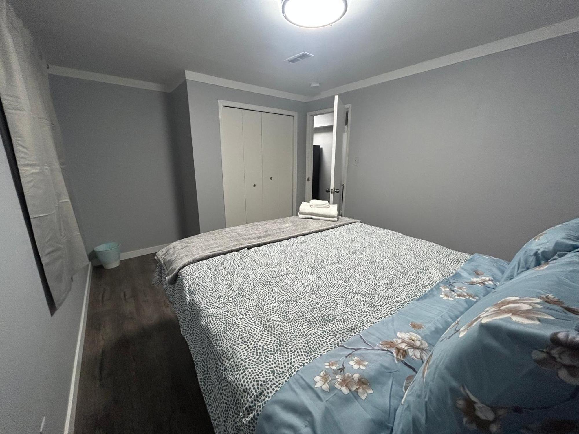 Cute Highlandpark Appartement YYC Buitenkant foto