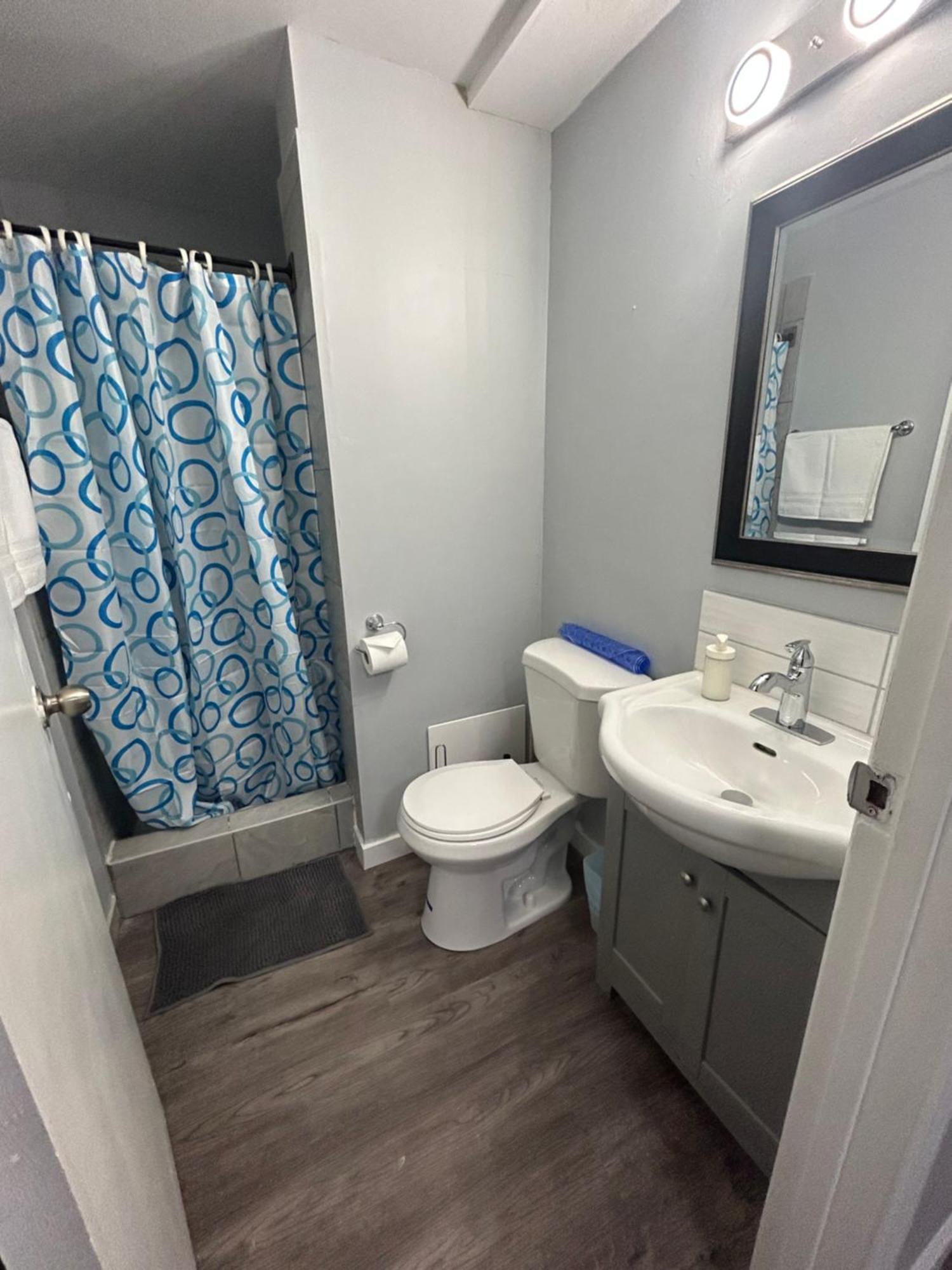 Cute Highlandpark Appartement YYC Buitenkant foto
