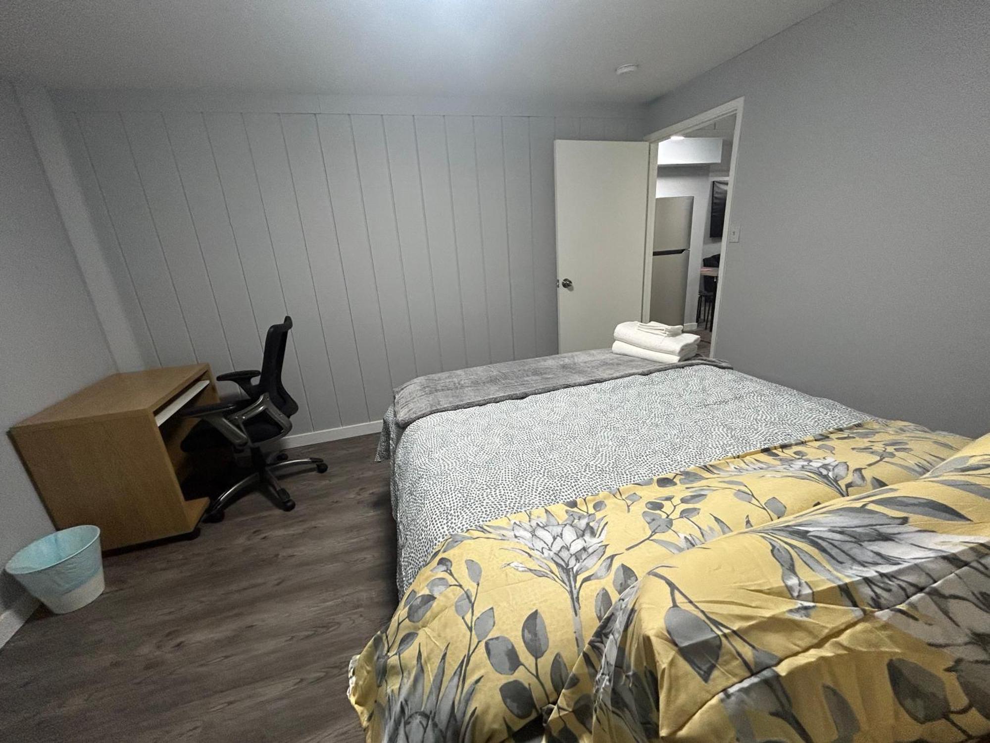 Cute Highlandpark Appartement YYC Buitenkant foto