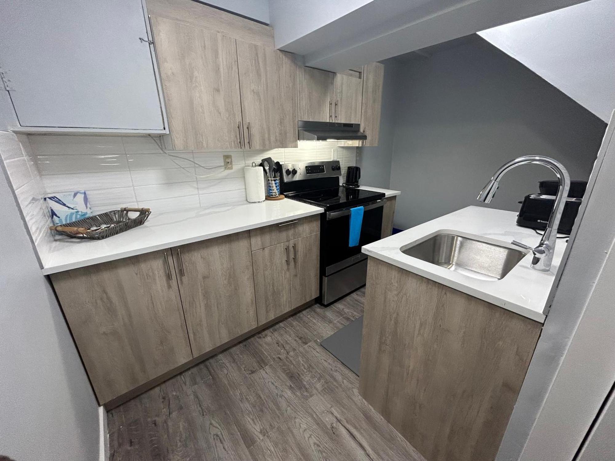 Cute Highlandpark Appartement YYC Buitenkant foto