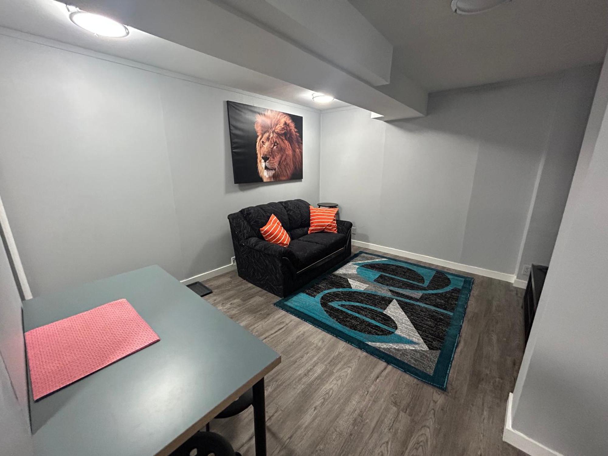 Cute Highlandpark Appartement YYC Buitenkant foto